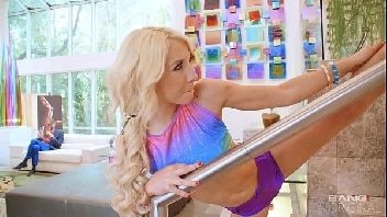 Esfolando o cuzinho da loira gostosa Esfolando o cuzinho da loira gostosa