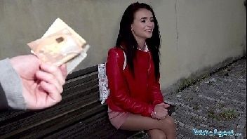 Gata nua fodendo por dinheiro