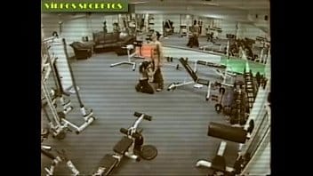 Putaria na TV com gostosas na academia dando para o rapaz