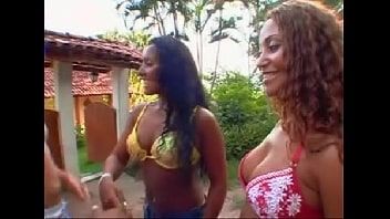 Rabudas loucas de tesão liberaram a suas bucetas