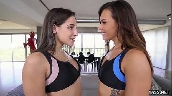 Lésbicas sexo gostoso com o pauzudo sacana que conseguiu convencer esse casal de mulheres a dar Lésbicas sexo gostoso com o pauzudo sacana que conseguiu convencer esse casal de mulheres a dar