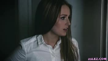 Bangbross linda adolescente chupando a perereca da loirona