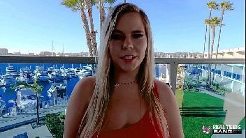 Buceta de loira sendo fodida por macho de rola grande
