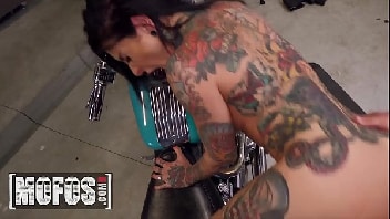 Site para sexo tatuada safada tendo um orgasmo bem gostoso