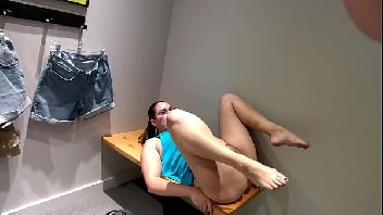 Sexo caseiro casal transando no provador de roupas