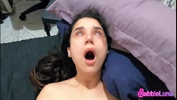 Novinhagozando bem gostoso e revirando seu olho de tanto tesão