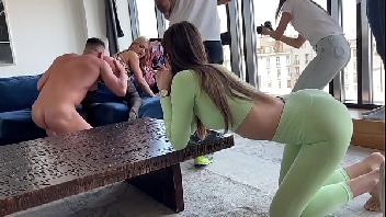 Bastidores de filme porno sendo filmando enquanto ganha boquete Bastidores de filme porno sendo filmando enquanto ganha boquete
