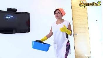Sexo empregada safada mamando e quicando no roludo