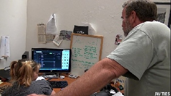 Xvidris sexo no escritório com o amigo velho Xvidris sexo no escritório com o amigo velho