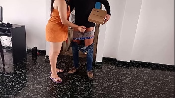 Dando pro entregador de quatro em cima da cama